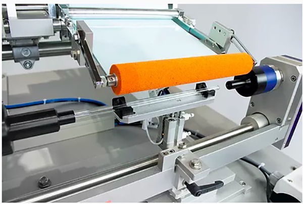 Semi-automatic labeling machine for all-round labeling of tubes