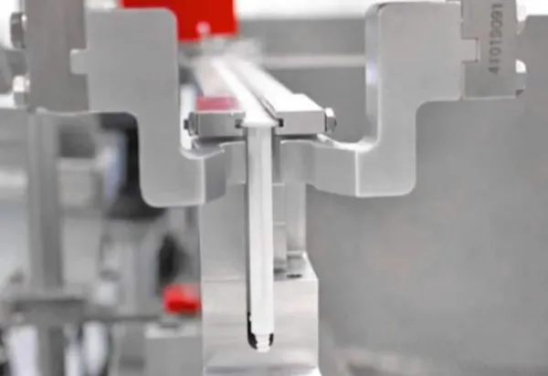 SYRINGES ASSEMBLING